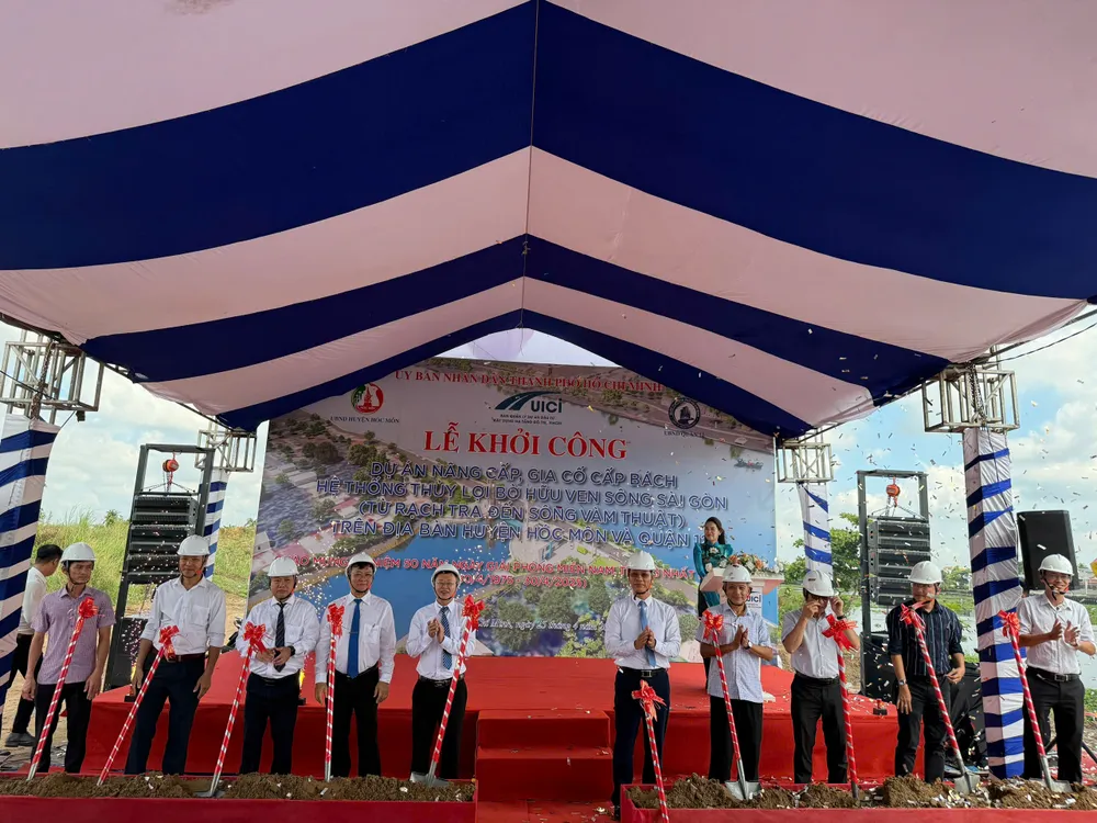 Khởi công dự án “Nâng cấp, gia cố cấp bách hệ thống thủy lợi bờ hữu ven sông Sài Gòn từ Rạch Tra đến sông Vàm Thuật". Ảnh: QUỐC HÙNG