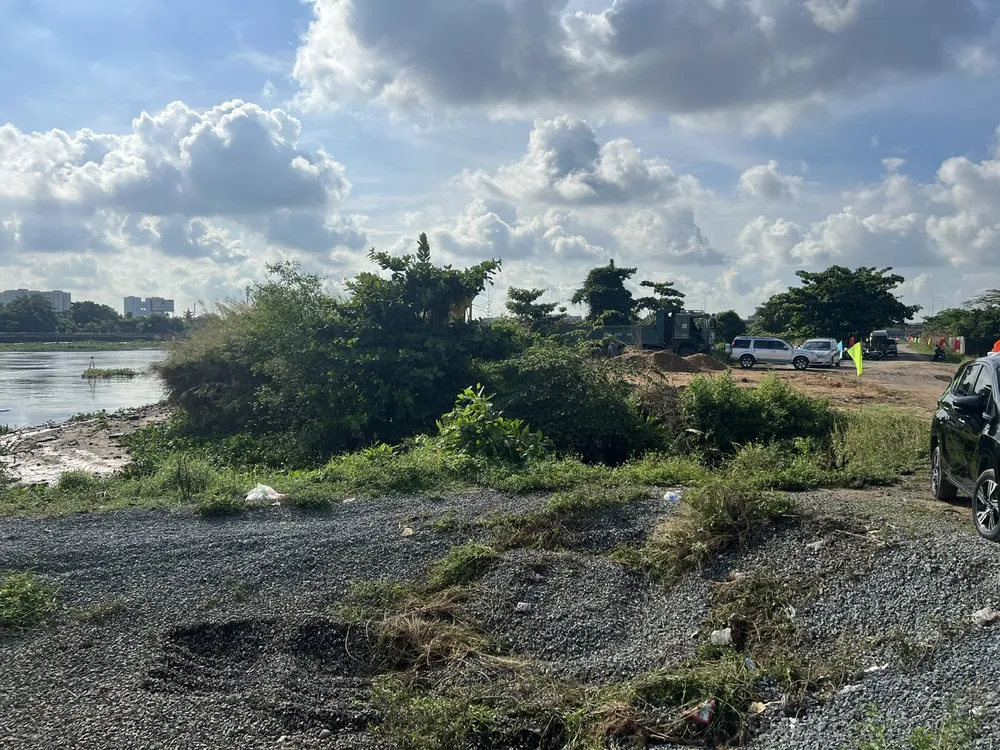 Bờ hữu sông Sài Gòn thường xuyên bị sạt lở gây ngập úng. Ảnh: QUỐC HÙNG