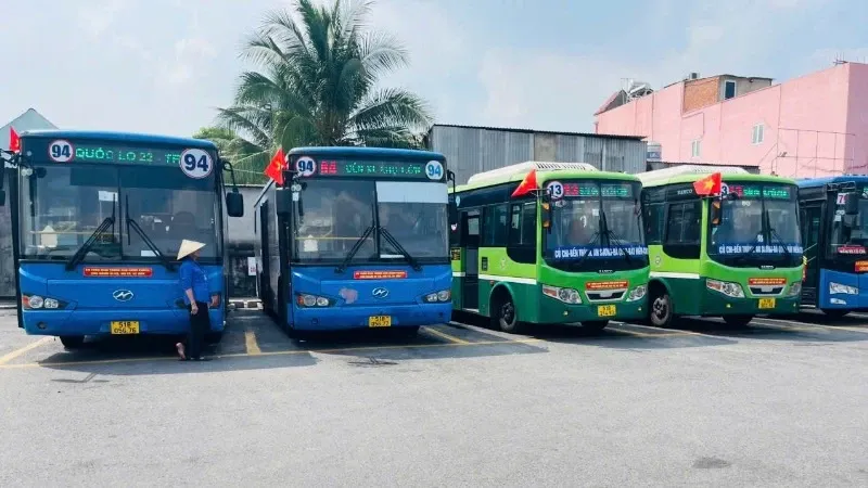 Xe buýt tăng chuyến, miễn phí phục vụ người dân lễ 30-4