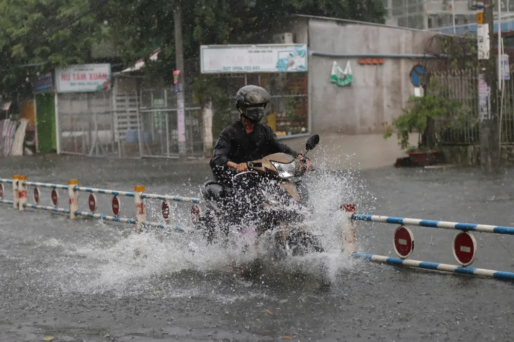 Đường Nguyễn Văn Khối thường xuyên bị ngập do mưa. Ảnh: QUỐC HÙNG