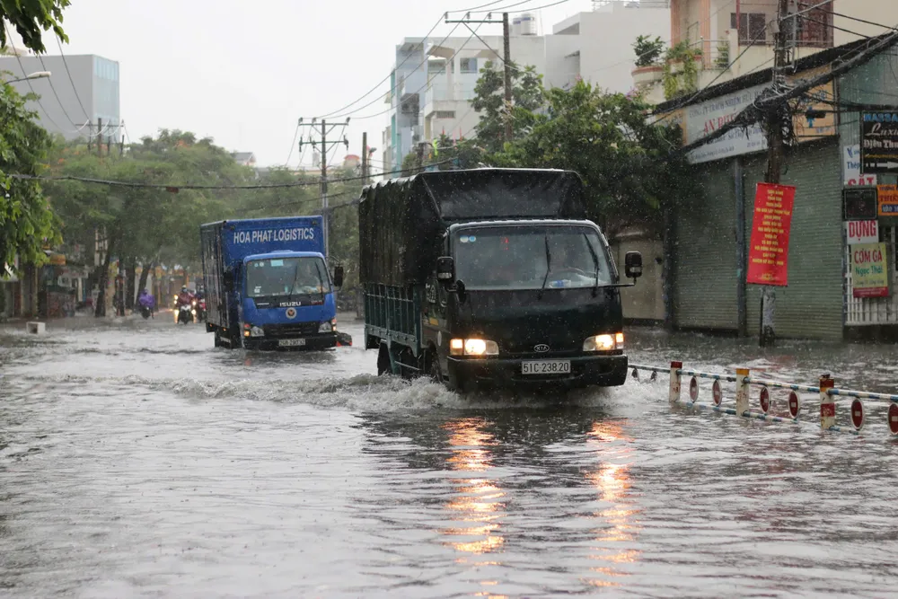 Đường Nguyễn Văn Khối thường ngập khi mưa. Ảnh: QUỐC HÙNG
