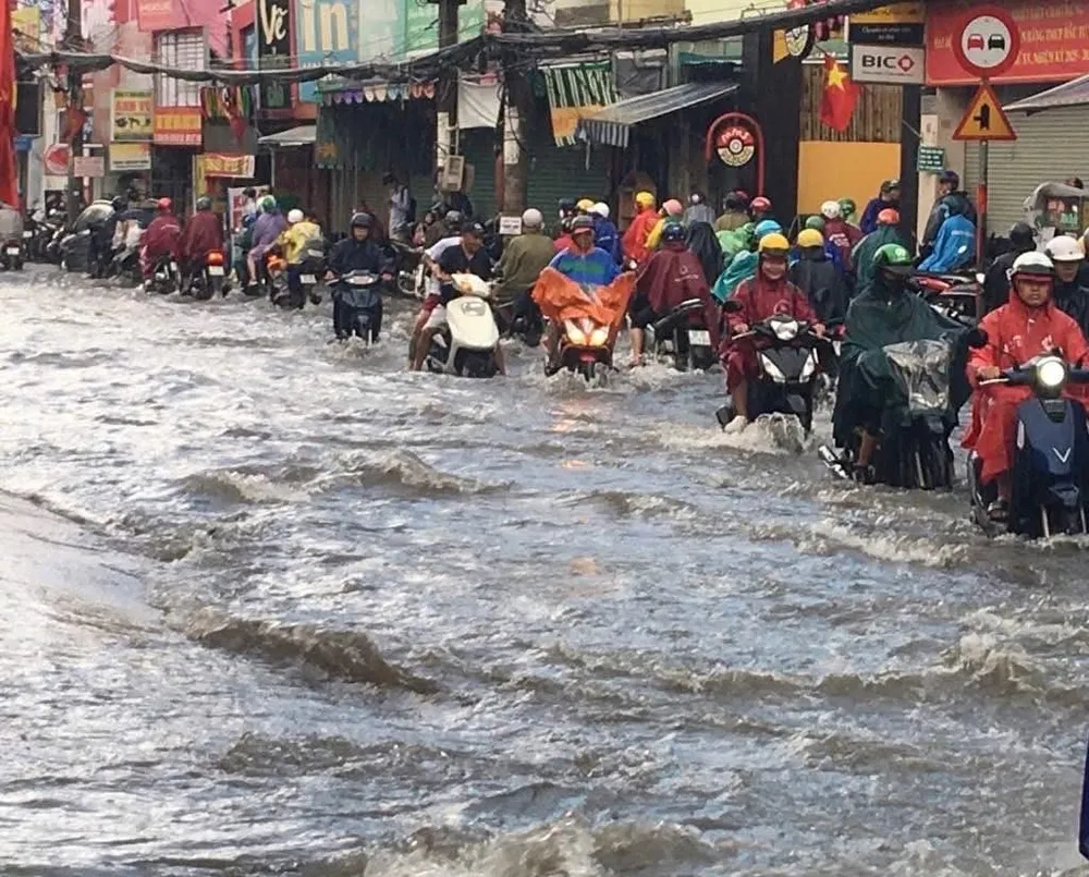 Ngập đường Điện Biên Phủ đoạn gần cầu Sài Gòn. Ảnh: QUỐC HÙNG