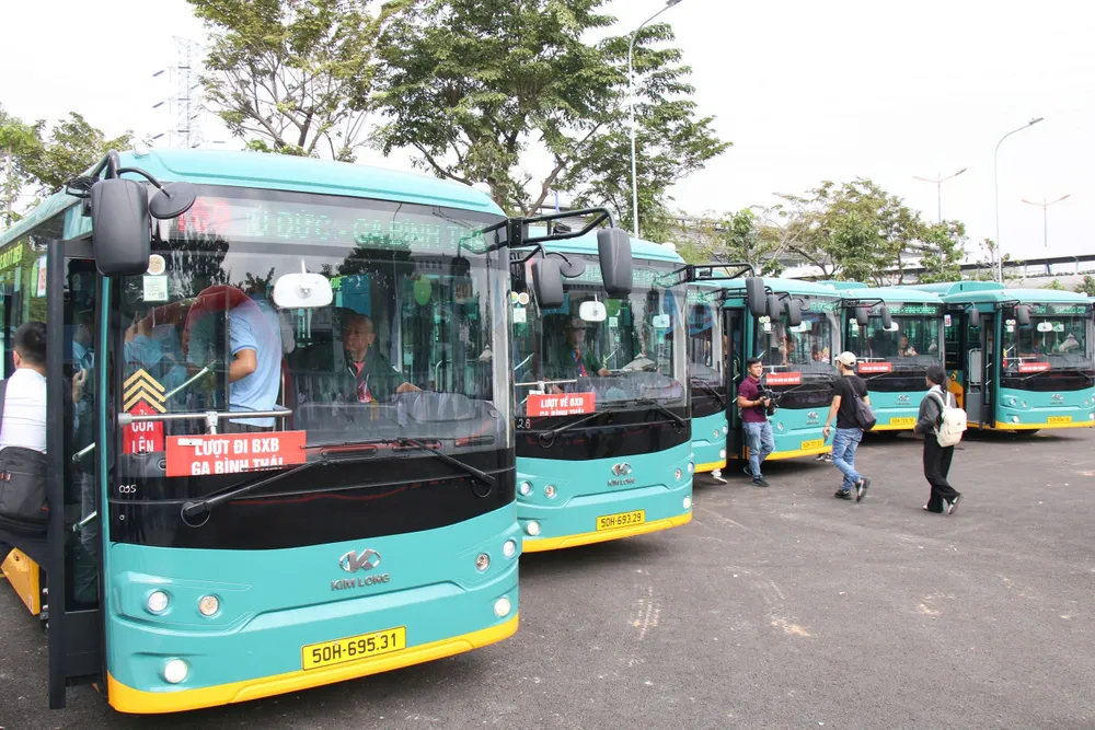 Khai thác các bến bãi xe buýt phục vụ đa mục tiêu nhằm phục vụ chuyển đổi xanh. Ảnh: QUỐC HÙNG