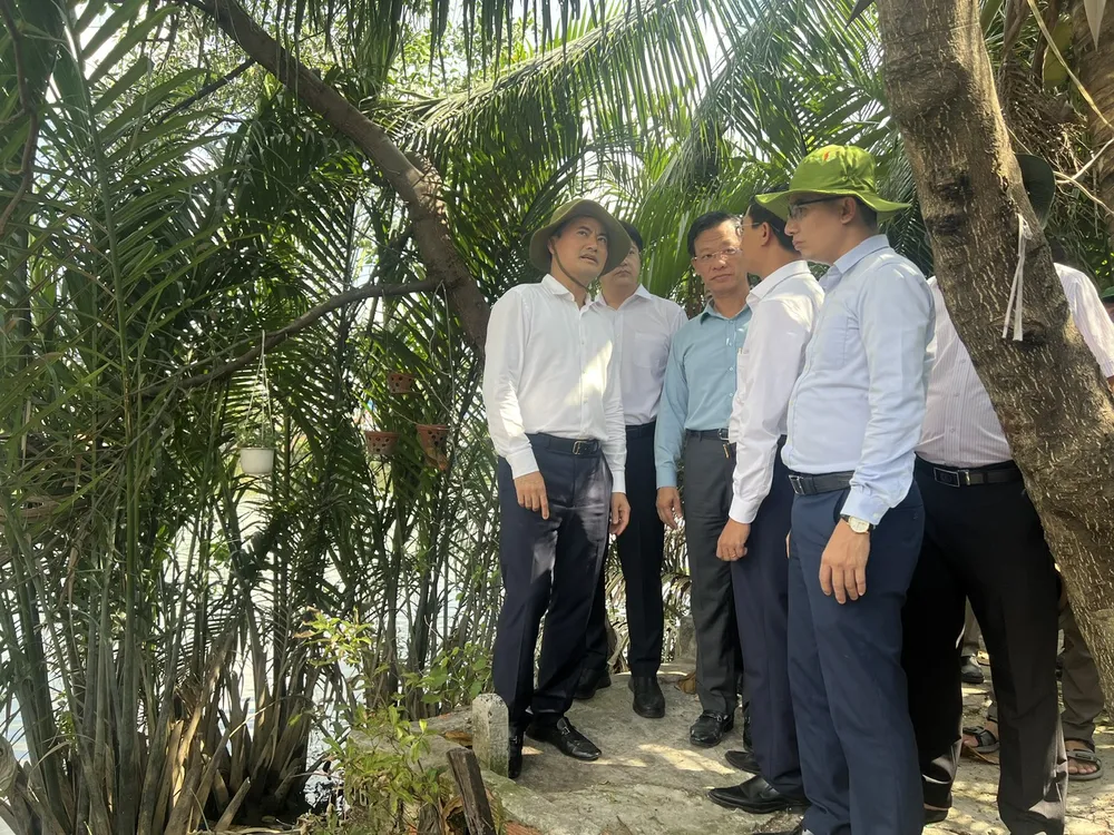 Phó Chủ tịch UBND TPHCM Bùi Xuân Cường cùng các sở, ngành kiểm tra thực địa Dự án cải tạo bờ Bắc Kênh Đôi. Ảnh: QUỐC HÙNG