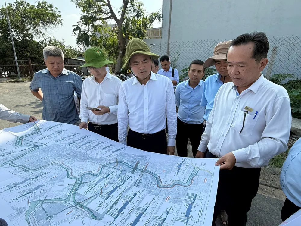 Phó Chủ tịch UBND TPHCM Bùi Xuân Cường kiểm tra tiến độ thực hiện dự án Cải tạo rạch Xuyên Tâm. Ảnh: QUỐC HÙNG