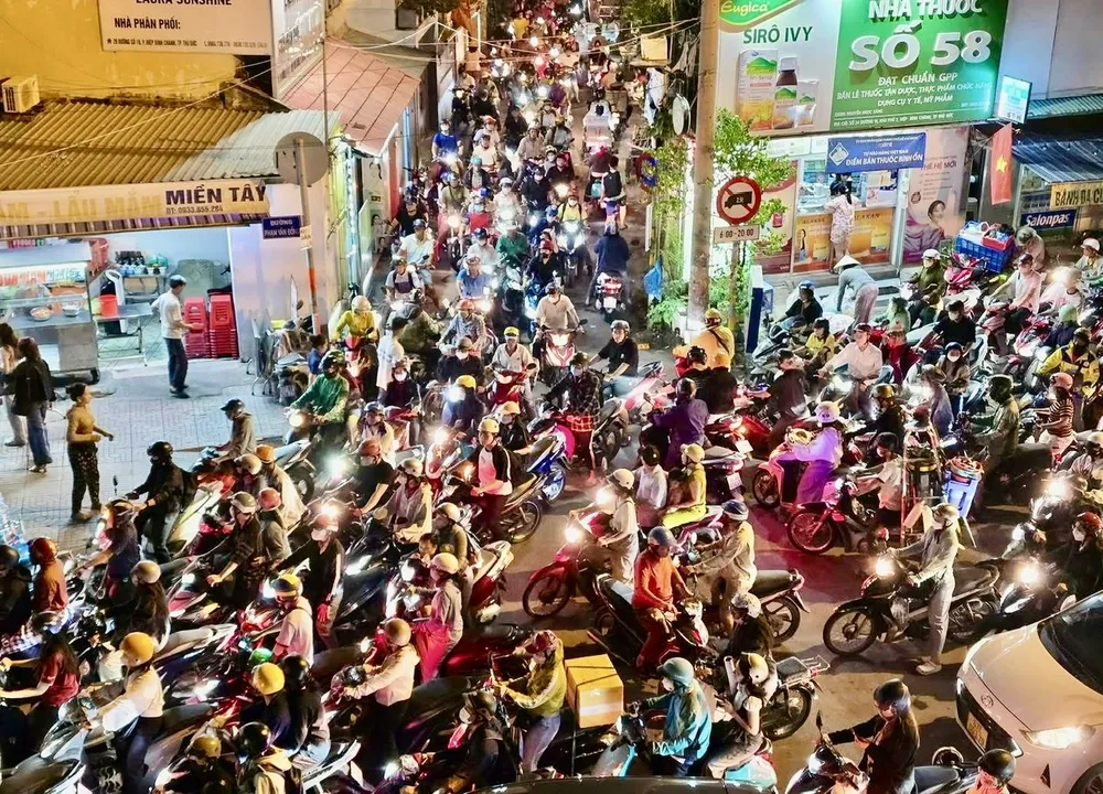 Người dân chọn lộ trình lưu thông qua cầu Bình Triệu 1