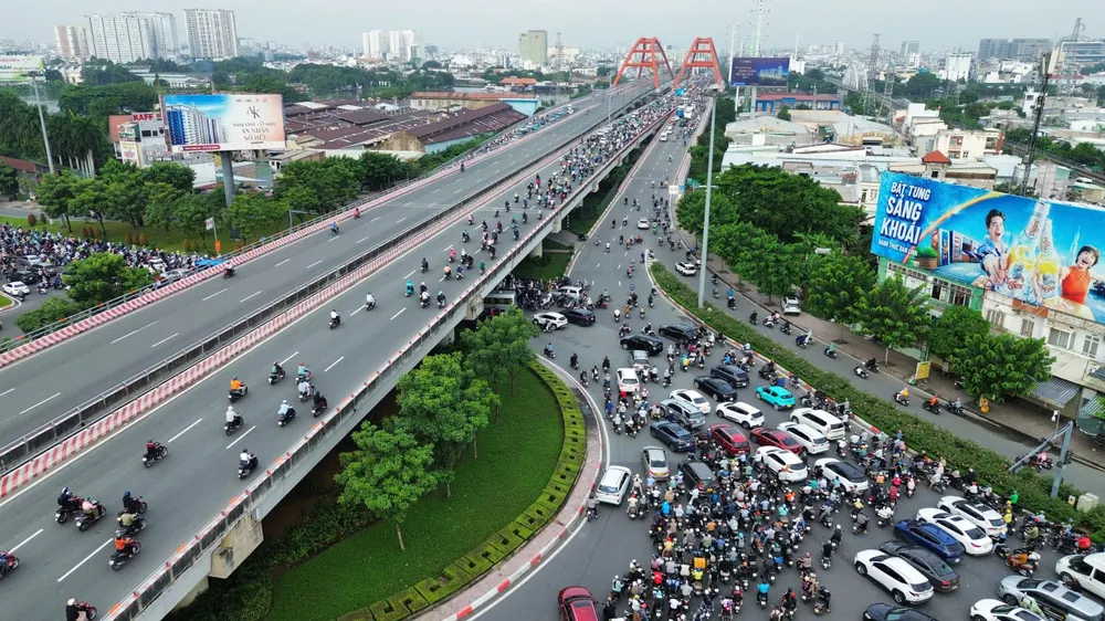 Kẹt xe từ cầu Bình Triệu lan sang đường Phạm Văn Đồng