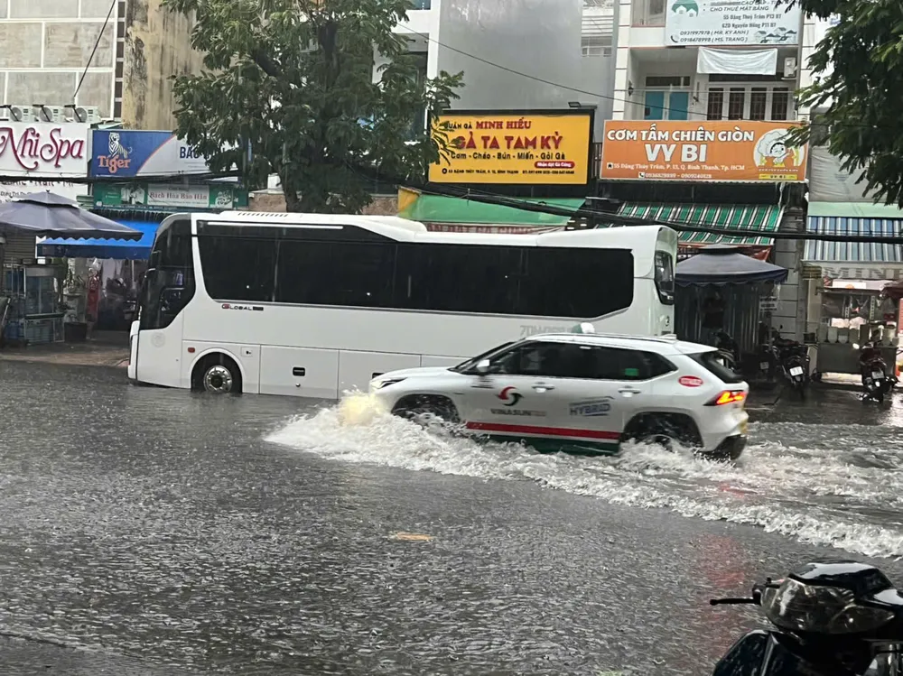 Xử lý dứt điểm 13 tuyến đường ngập do mưa. Ảnh: QUỐC HÙNG