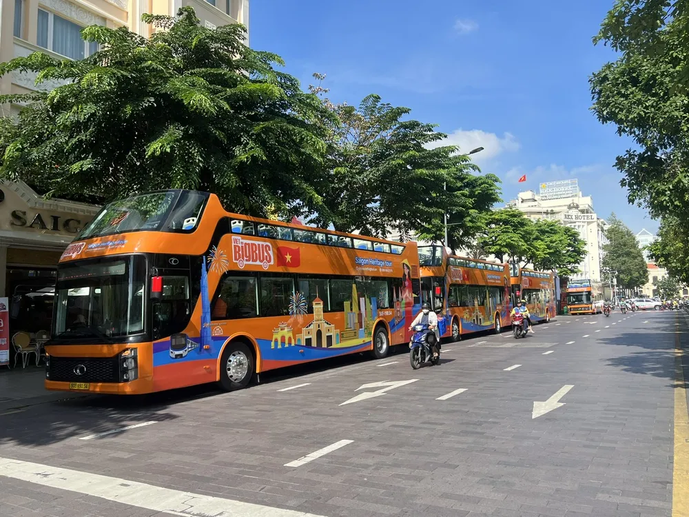 Xe ô tô 2 tầng, thoáng nóc chở khách du lịch tham quan tại TPHCM. Ảnh: QUỐC HÙNG