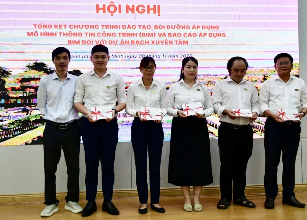 Các nhân xuất sắc trong kết quả ứng dụng mô hình thông tin công trình (BIM) đối với dự án rạch Xuyên Tâm. Ảnh: QUỐC HÙNG