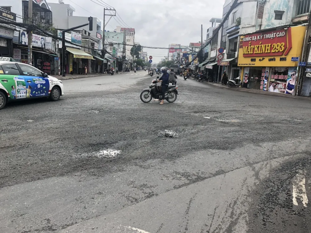 Khẩn trương xử lý tình trạng mất an toàn giao thông tại giao lộ Phú Thuận – Huỳnh Tấn Phát. Ảnh: QUỐC HÙNG