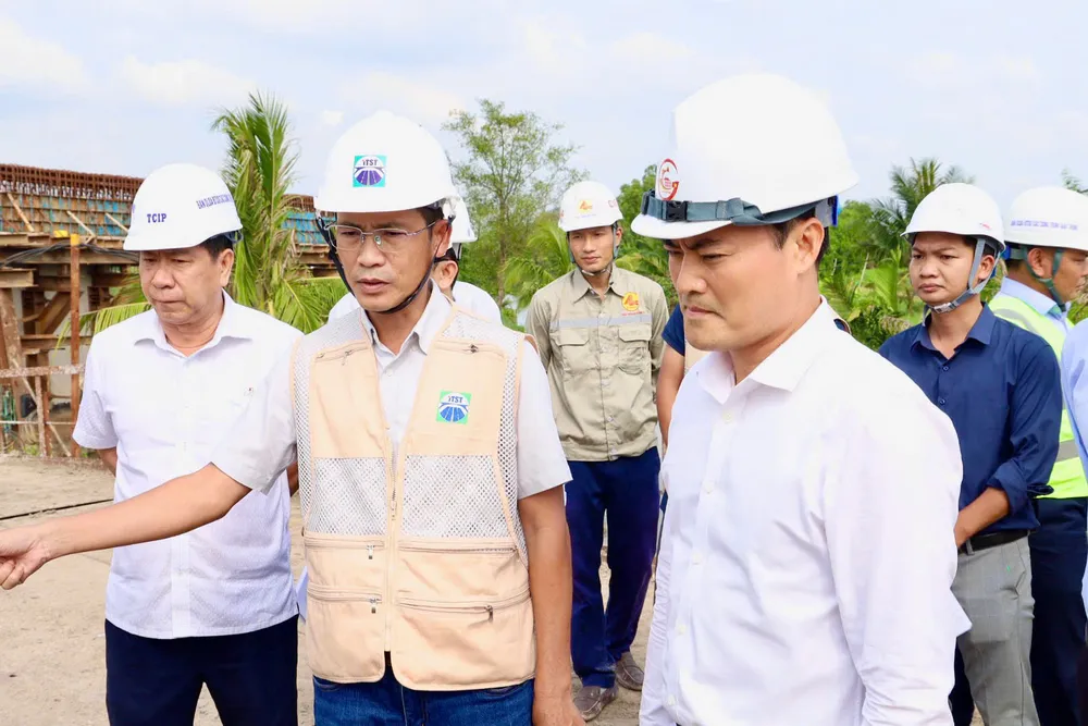 Phó Chủ tịch UBND TP HCM Bùi Xuân Cường kiểm tra tiến độ thi công Dự án đường Vành đai 3 TPHCM. Ảnh: QUỐC HÙNG