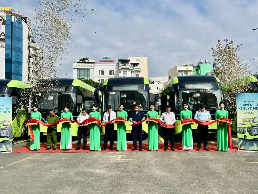 Nghi thức cắt băng chuyển đổi 58 xe buýt điện thay thế xe chạy khí CNG. Ảnh: QUỐC HÙNG