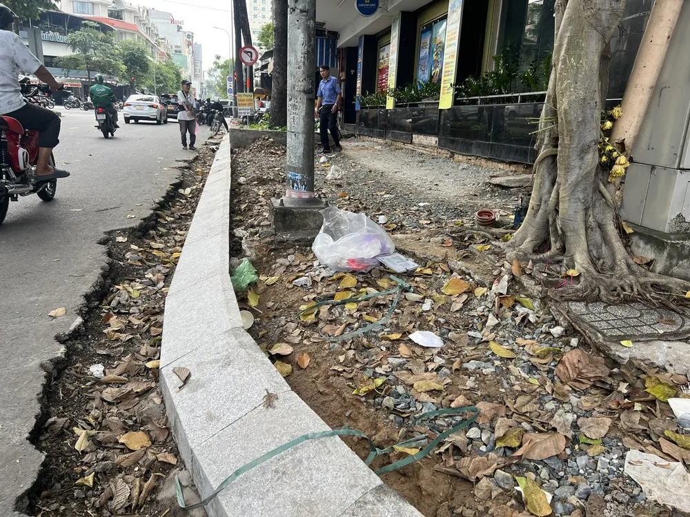 Vỉa hè đang được sửa chữa. Ảnh: QUỐC HÙNG