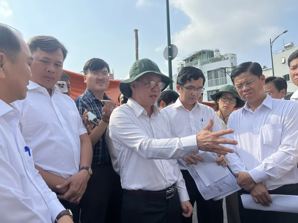 Sau khi kiểm tra, Phó Chủ tịch UBND TPHCM Bùi Minh Thạnh yêu cầu xử lý khẩn cấp. Ảnh: QUỐC HÙNG