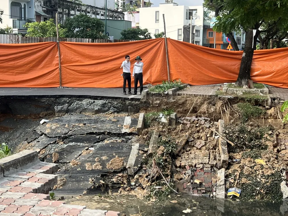 Phó Chủ tịch UBND TPHCM Bùi Minh Thạnh kiểm tra hiện trạng sụt lún trên đường Ba Đình, phường Chánh Hưng. Ảnh: QUỐC HÙNG