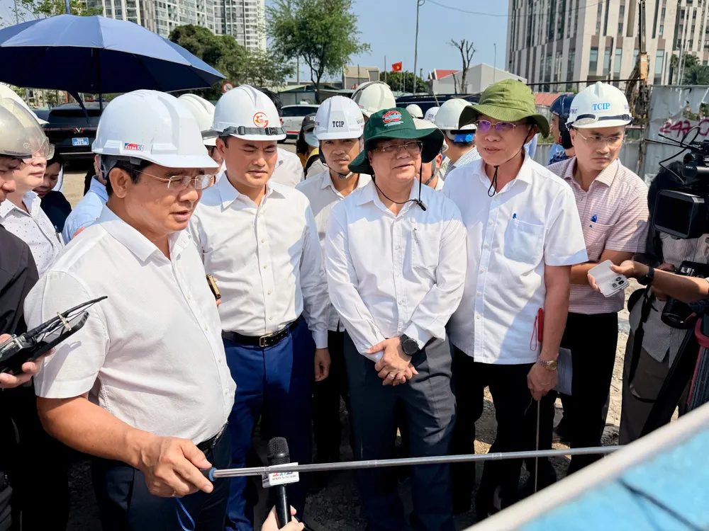 Chủ tịch UBND TPHCM Nguyễn Văn Được khảo sát thực địa, trao đổi và chỉ đạo tại dự án nút giao An Phú, chiều 17-3-2026. Ảnh: HOÀNG HÙNG