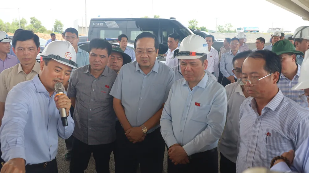 Phó Chủ tịch UBND TPHCM Bùi Xuân Cường báo cáo tiến độ thực hiện đường Vành đai 3 với Đoàn công tác Ủy ban Kinh tế và Tài chính của Quốc hội. Ảnh: QUỐC HÙNG