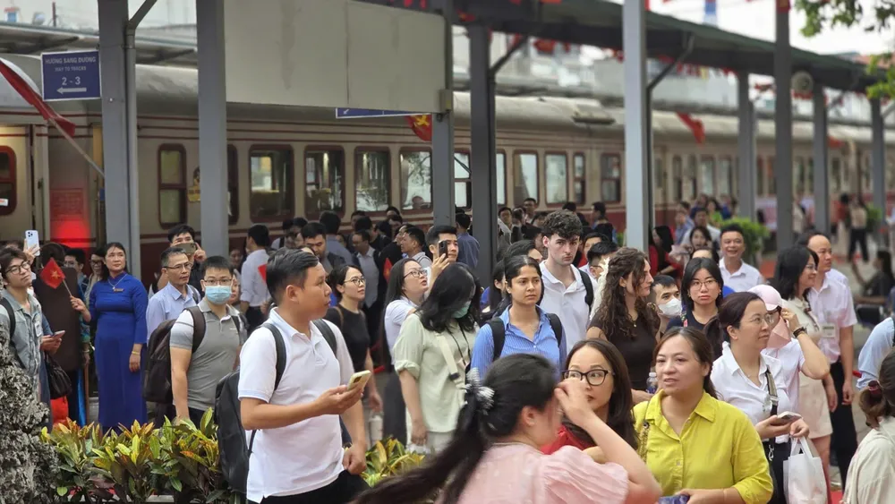 Hành khách xếp hàng chờ lên tàu. Ảnh: VĂN THIỆU
