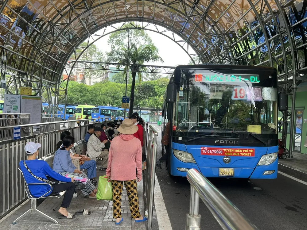 Người dân đi xe buýt điện tại bến xe buýt trung tâm Sài Gòn. Ảnh: QUỐC HÙNG