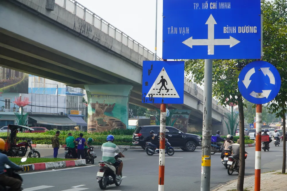 Biển báo giao thông đã cũ dưới gầm cầu Hóa An tại nút giao đường Nguyễn Ái Quốc và Bùi Hữu Nghĩa, phường Biên Hòa, TP Đồng Nai. Ảnh PHÚ NGÂN (2).JPG