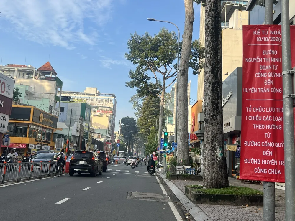 Đường Nguyễn Thị Minh Khai, đoạn từ Cống Quỳnh đến Huyền Trân Công Chúa, lưu thông một chiều đối với tất cả các phương tiện, kể từ ngày 10-10. Ảnh: QUỐC HÙNG