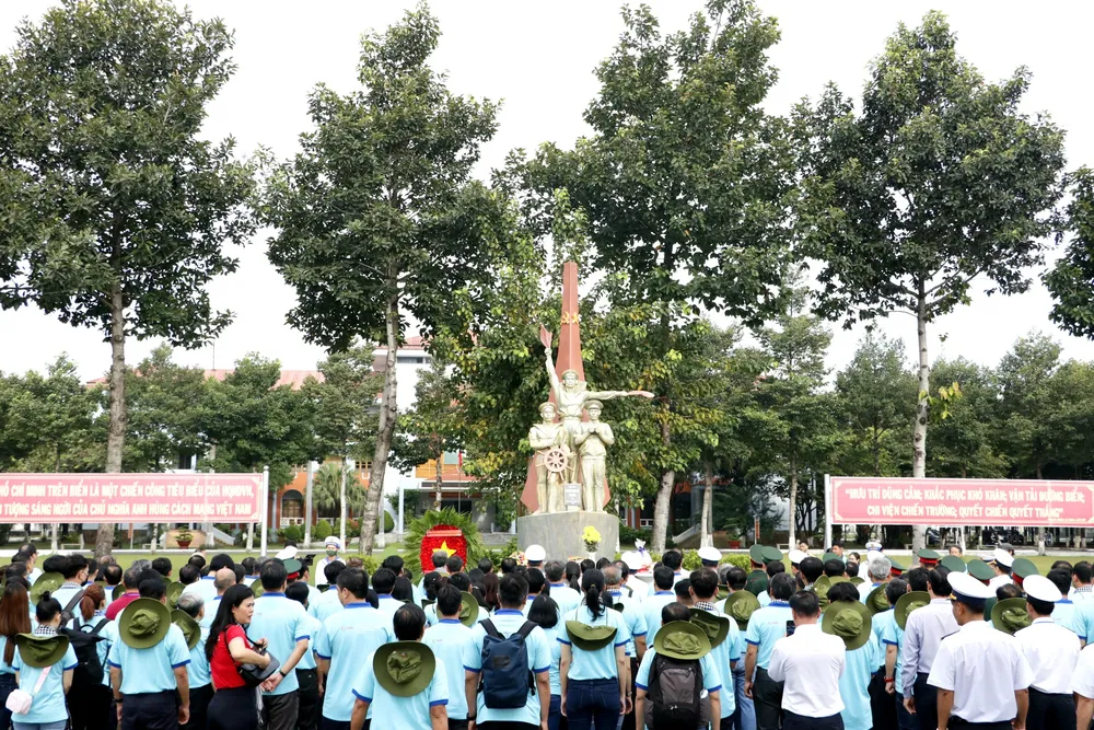 Đoàn đại biểu TPHCM đi thăm cán bộ, chiến sĩ và nhân dân trên các đảo thuộc vùng biển Tây Nam và nhà giàn DK1 ảnh 2