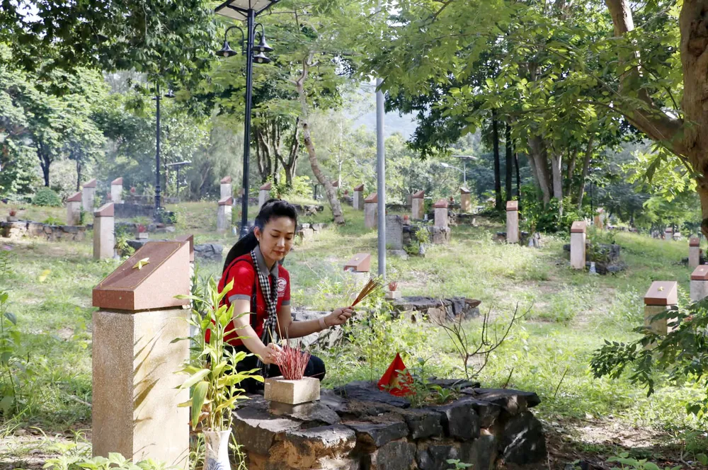 Đoàn đại biểu TPHCM dâng hương tưởng nhớ các anh hùng liệt sĩ tại Côn Đảo ảnh 6