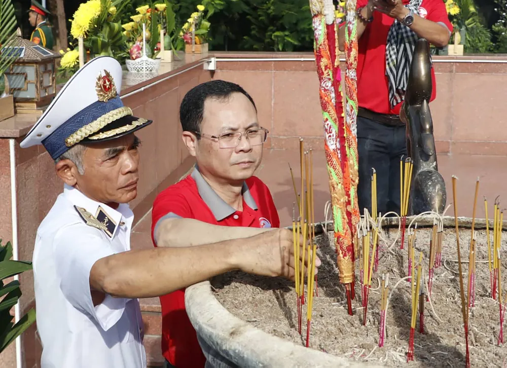 Đoàn đại biểu TPHCM dâng hương tưởng nhớ các anh hùng liệt sĩ tại Côn Đảo ảnh 2