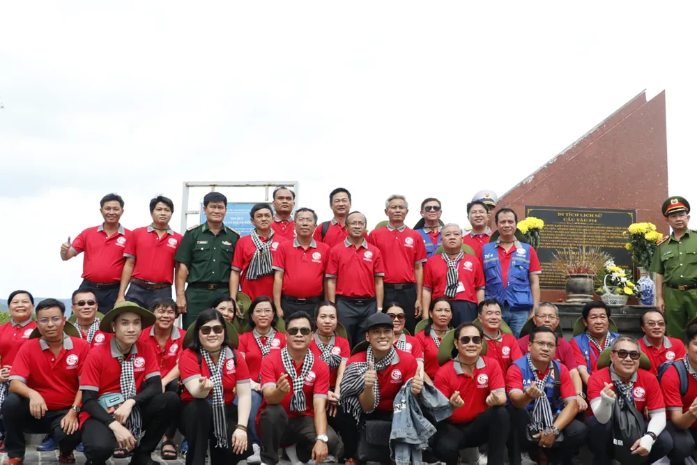 Đoàn đại biểu TPHCM thăm, tặng quà cán bộ, chiến sĩ và nhân dân ở Côn Đảo ảnh 6