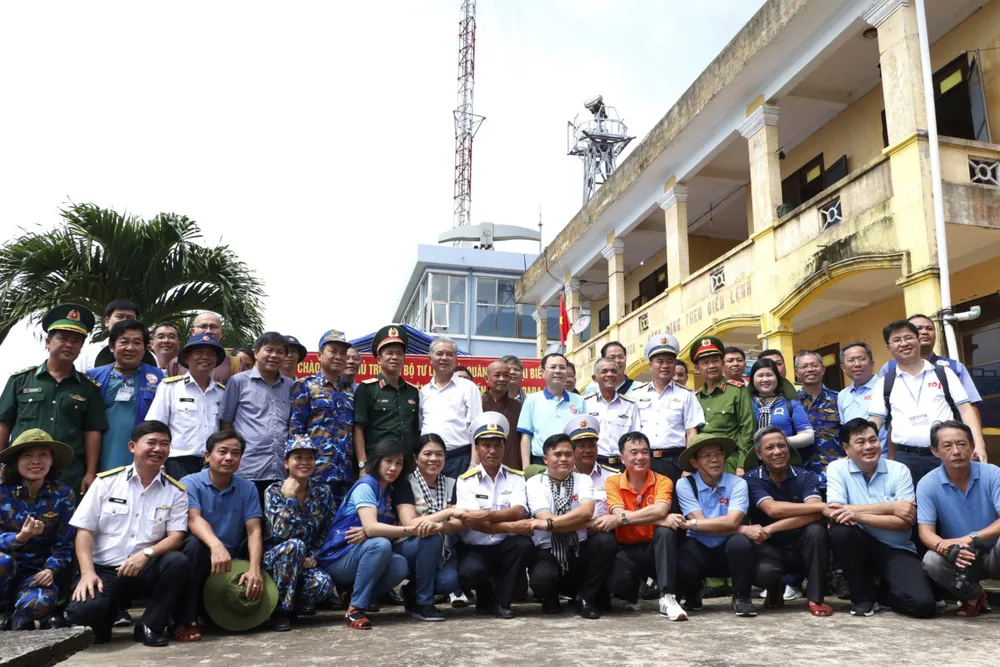 Thăm, tặng quà cán bộ, chiến sĩ và nhân dân trên đảo Hòn Khoai ảnh 6