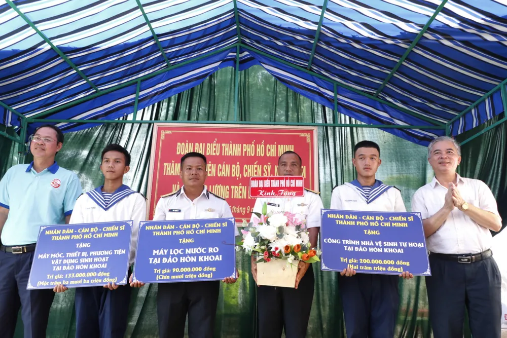 Thăm, tặng quà cán bộ, chiến sĩ và nhân dân trên đảo Hòn Khoai ảnh 3