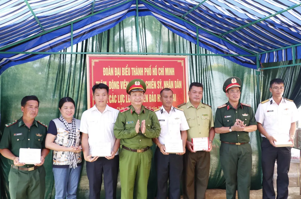 Thăm, tặng quà cán bộ, chiến sĩ và nhân dân trên đảo Hòn Khoai ảnh 4