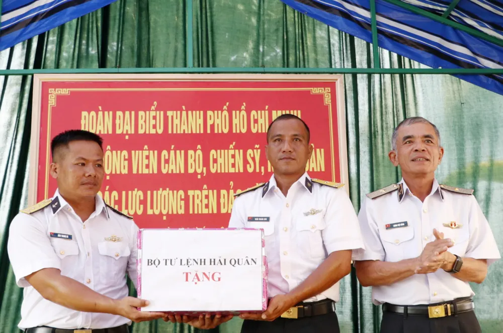 Thăm, tặng quà cán bộ, chiến sĩ và nhân dân trên đảo Hòn Khoai ảnh 2