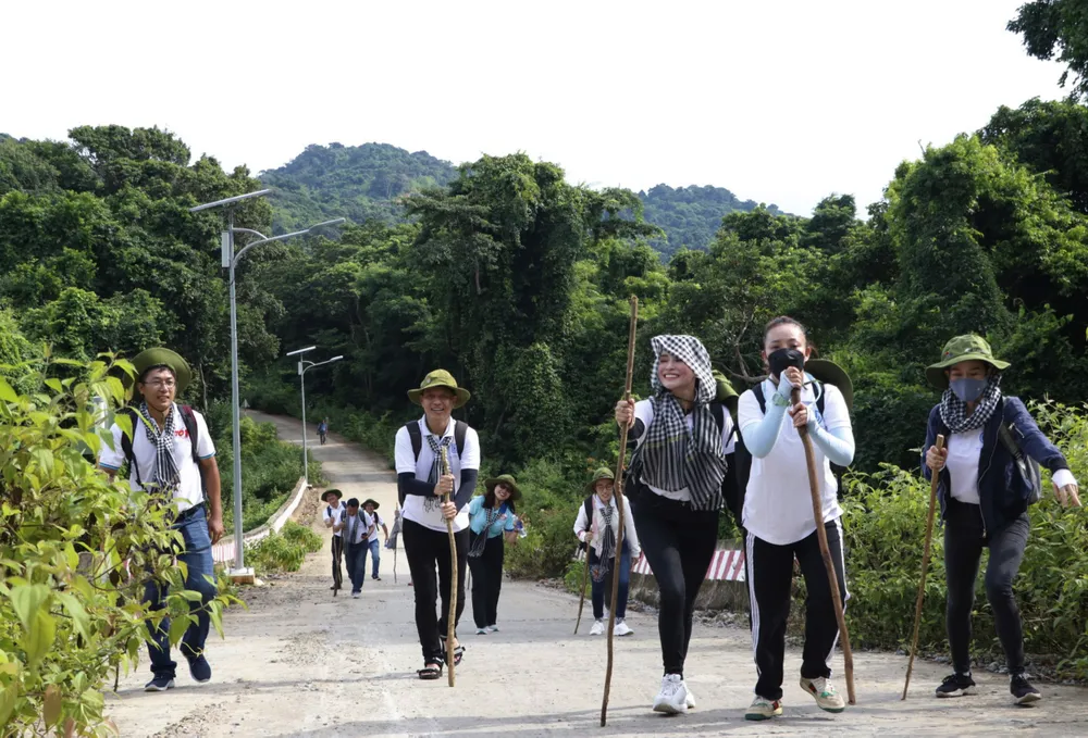 Thăm, tặng quà cán bộ, chiến sĩ và nhân dân trên đảo Hòn Khoai ảnh 7