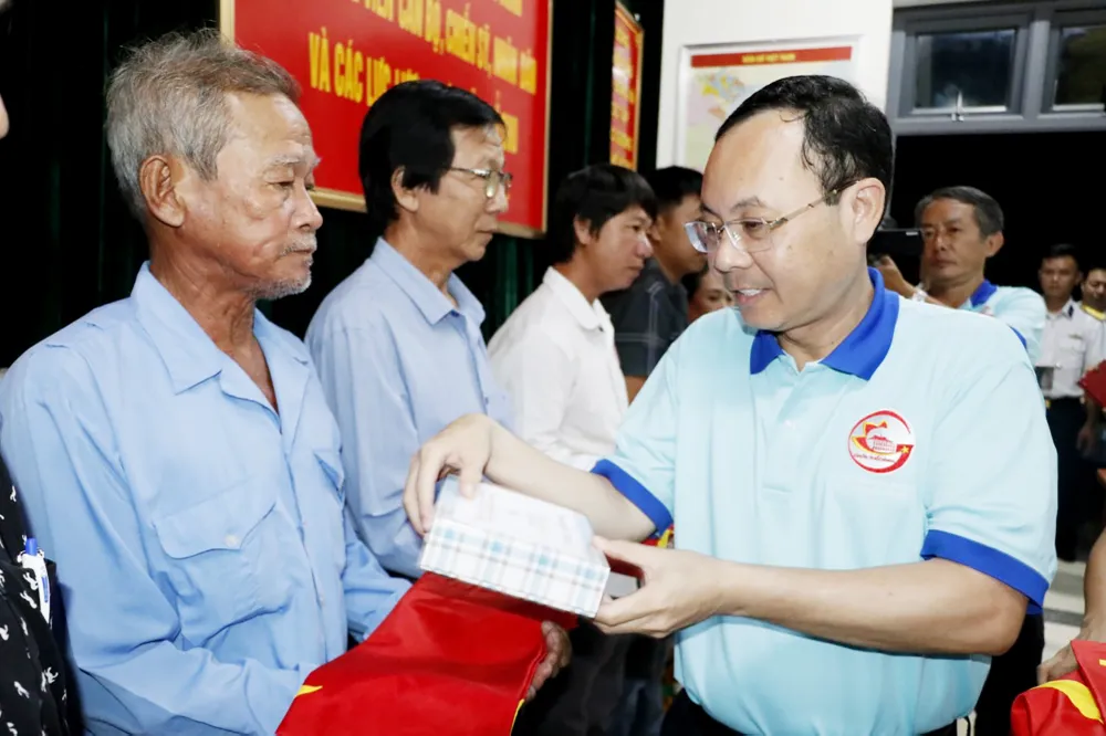 Đoàn công tác TPHCM thăm, tặng quà cán bộ, chiến sĩ và nhân dân đảo Thổ Chu ảnh 3