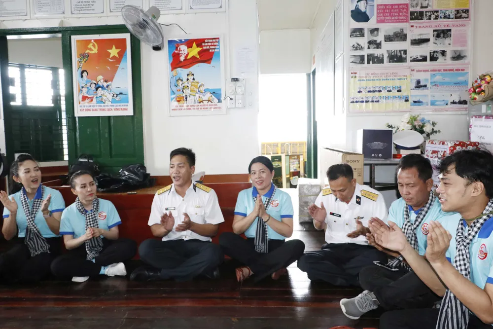 Xúc động hình ảnh đoàn đại biểu TPHCM thăm cán bộ, chiến sĩ Nhà giàn DK1 ảnh 12