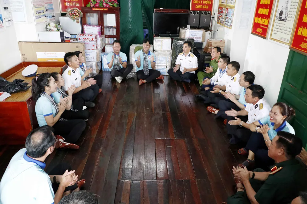 Xúc động hình ảnh đoàn đại biểu TPHCM thăm cán bộ, chiến sĩ Nhà giàn DK1 ảnh 11