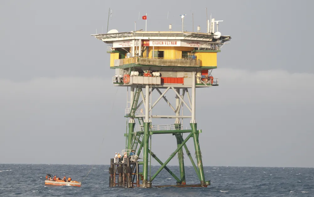 Xúc động hình ảnh đoàn đại biểu TPHCM thăm cán bộ, chiến sĩ Nhà giàn DK1 ảnh 1