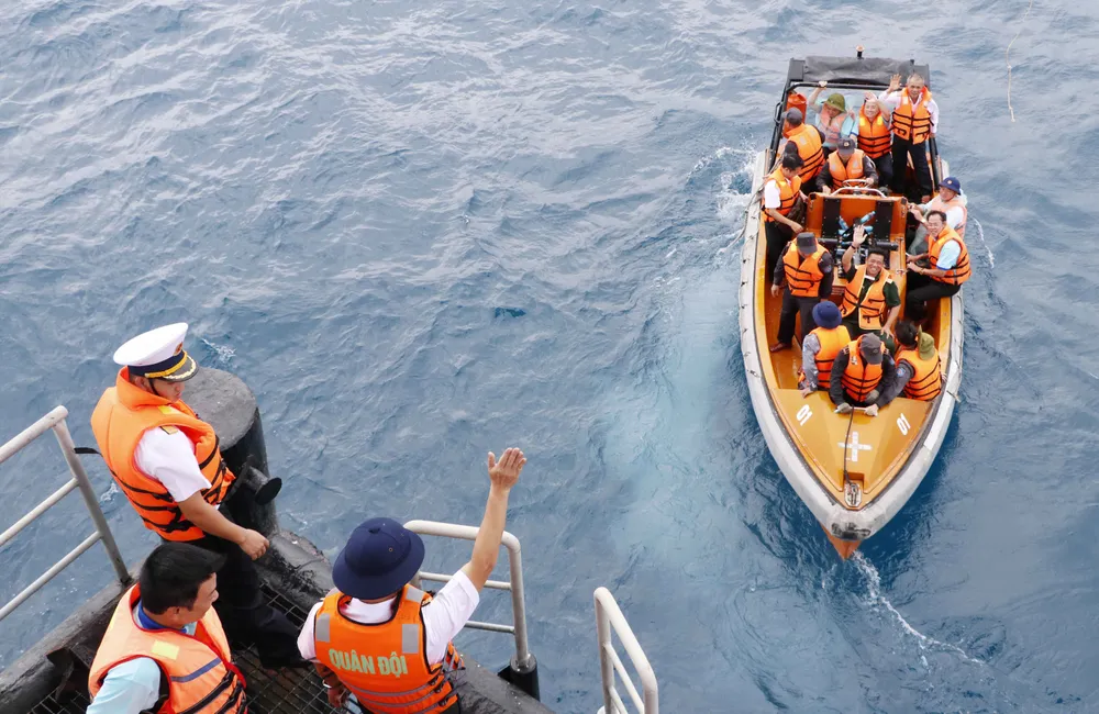 Xúc động hình ảnh đoàn đại biểu TPHCM thăm cán bộ, chiến sĩ Nhà giàn DK1 ảnh 15