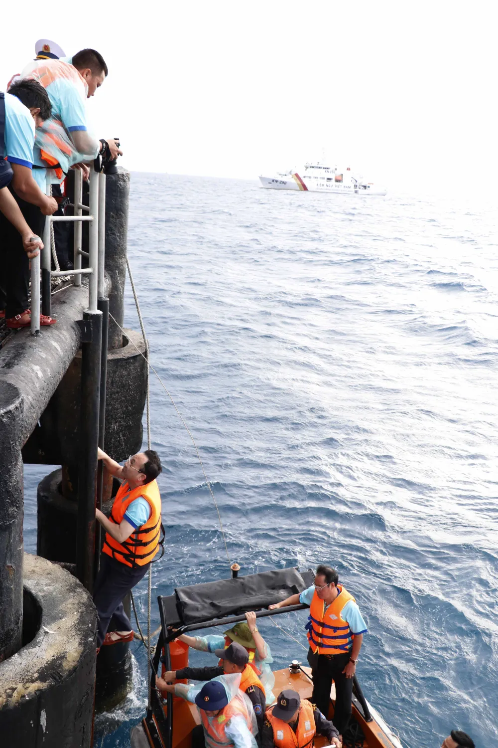 Xúc động hình ảnh đoàn đại biểu TPHCM thăm cán bộ, chiến sĩ Nhà giàn DK1 ảnh 9