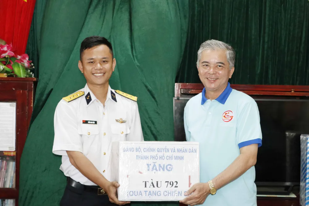 Xúc động hình ảnh đoàn đại biểu TPHCM thăm cán bộ, chiến sĩ Nhà giàn DK1 ảnh 5