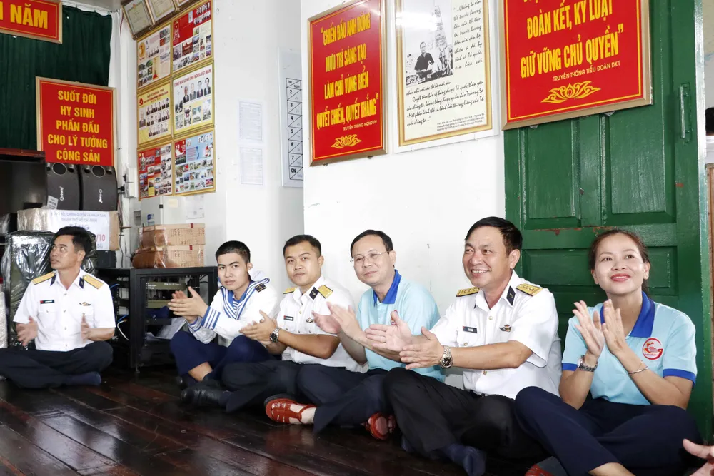 Xúc động hình ảnh đoàn đại biểu TPHCM thăm cán bộ, chiến sĩ Nhà giàn DK1 ảnh 13