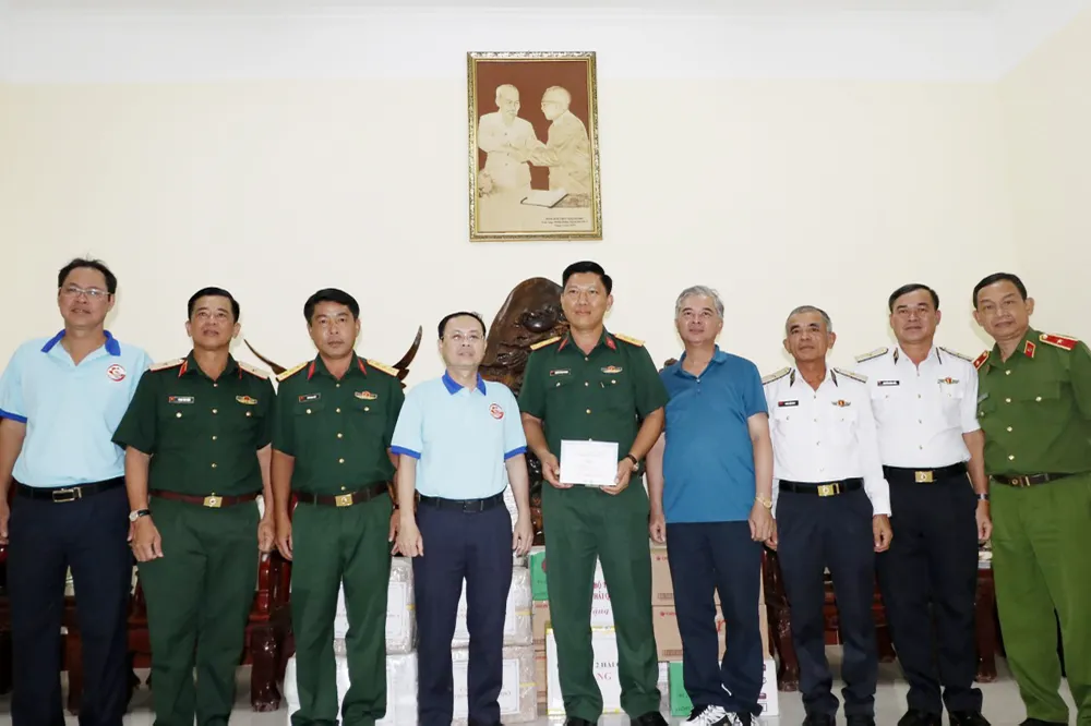 Đoàn công tác TPHCM thăm, tặng quà cán bộ, chiến sĩ và nhân dân đảo Thổ Chu ảnh 7