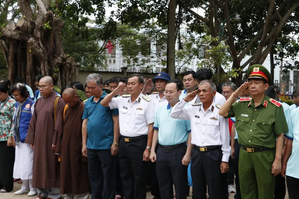 Đoàn công tác TPHCM thăm, tặng quà cán bộ, chiến sĩ và nhân dân đảo Thổ Chu ảnh 1