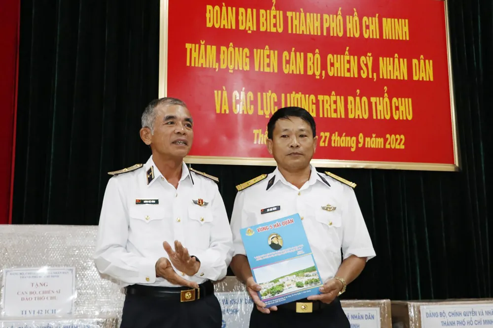 Đoàn công tác TPHCM thăm, tặng quà cán bộ, chiến sĩ và nhân dân đảo Thổ Chu ảnh 4