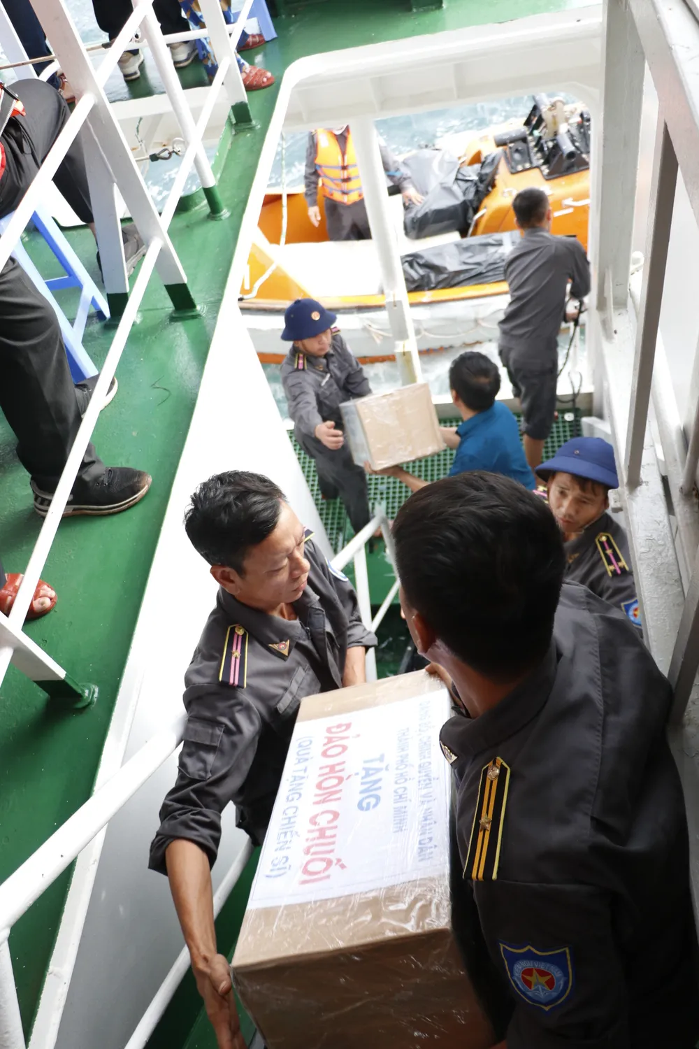 Vượt sóng dữ thăm cán bộ, chiến sĩ và nhân dân đảo Hòn Chuối ảnh 2