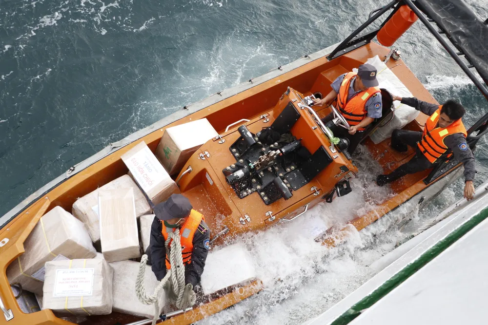 Vượt sóng dữ thăm cán bộ, chiến sĩ và nhân dân đảo Hòn Chuối ảnh 1