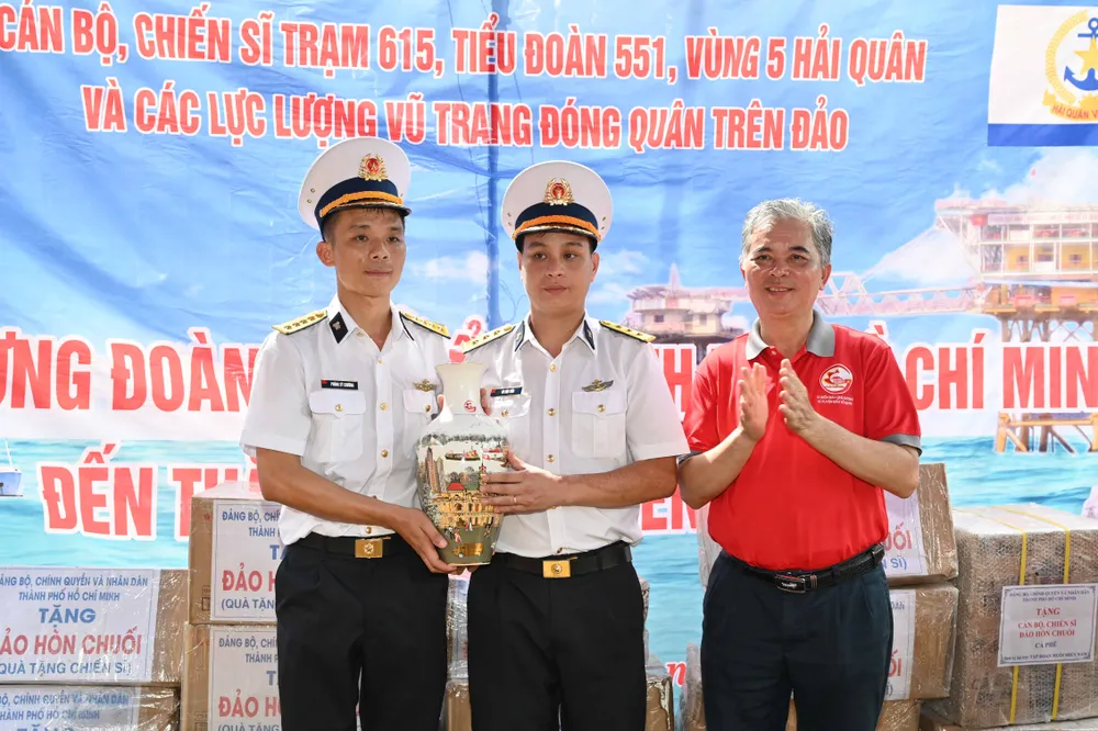 Vượt sóng dữ thăm cán bộ, chiến sĩ và nhân dân đảo Hòn Chuối ảnh 5