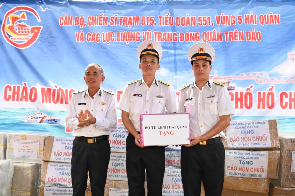 Vượt sóng dữ thăm cán bộ, chiến sĩ và nhân dân đảo Hòn Chuối ảnh 4